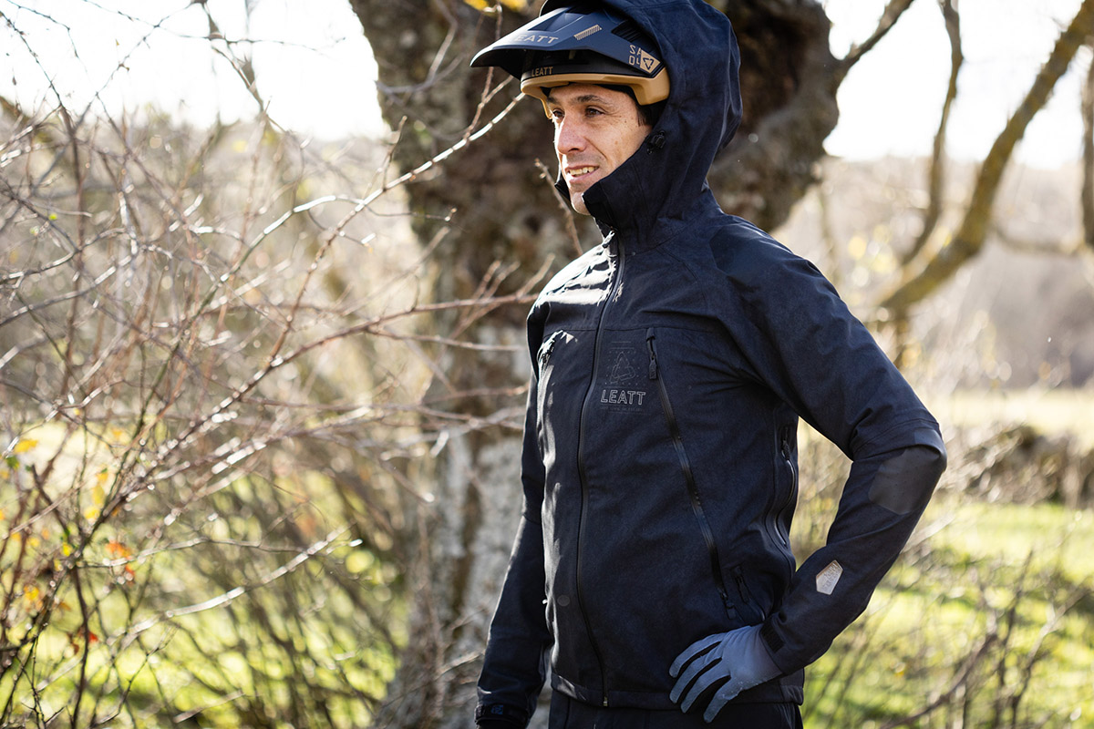 Probamos la chaqueta Leatt HydraDri y el pantalón AllMtn 4.0, para frío y lluvia Probamos la chaqueta Leatt HydraDri y el pantalón AllMtn 4.0, para frío y lluvia