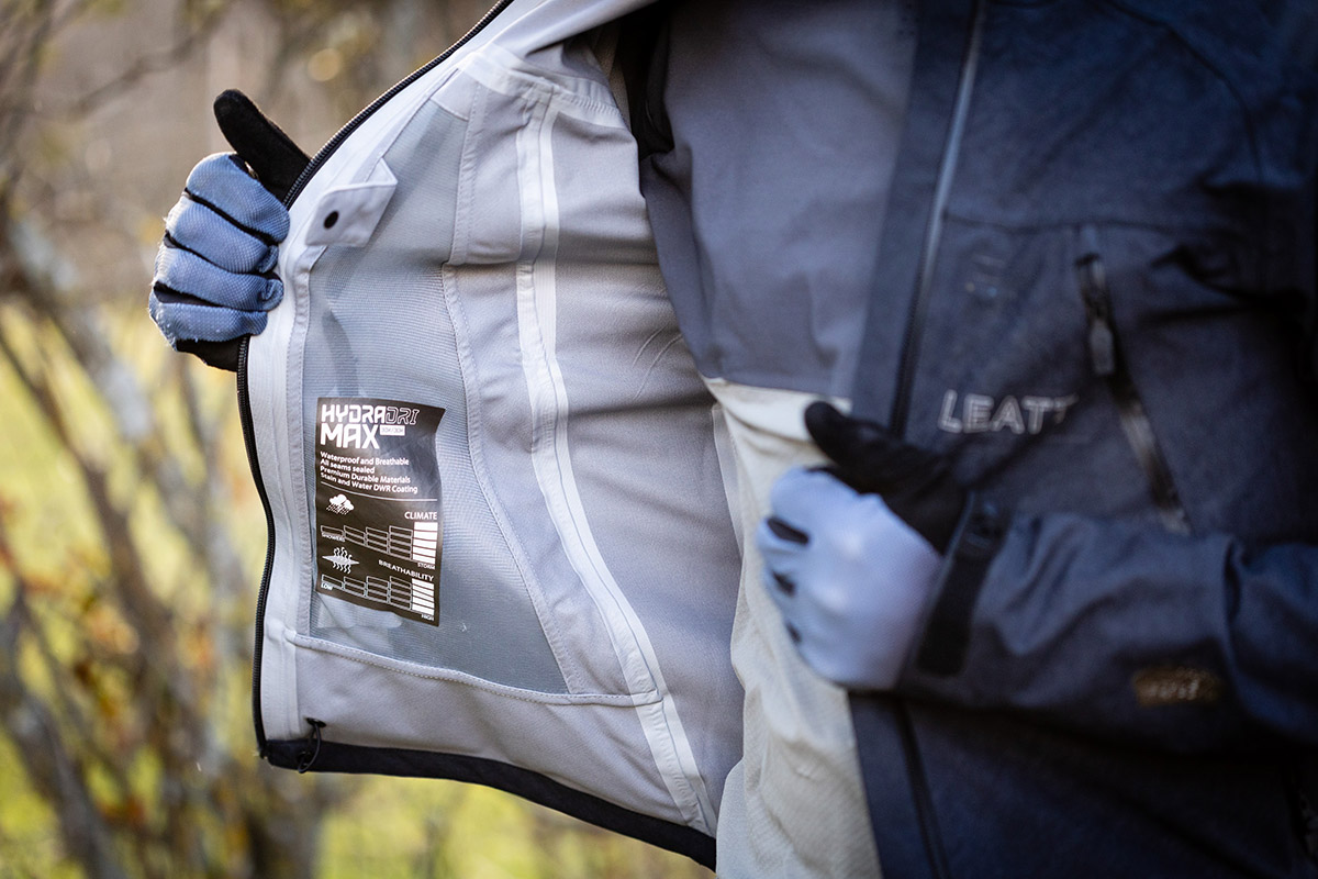 Probamos la chaqueta Leatt HydraDri y el pantalón AllMtn 4.0, para frío y lluvia