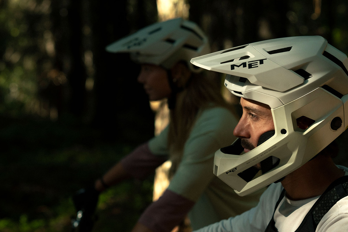 MET renueva su casco convertible más emblemático: así es el Parachute MCR 2
