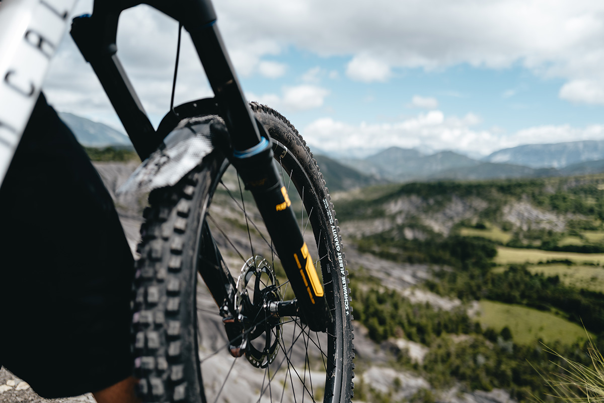 Neumáticos radiales en MTB: ¿Qué son y por qué cambian el agarre?