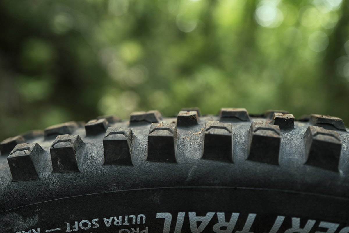 Neumáticos radiales en MTB: ¿Qué son y por qué cambian el agarre?