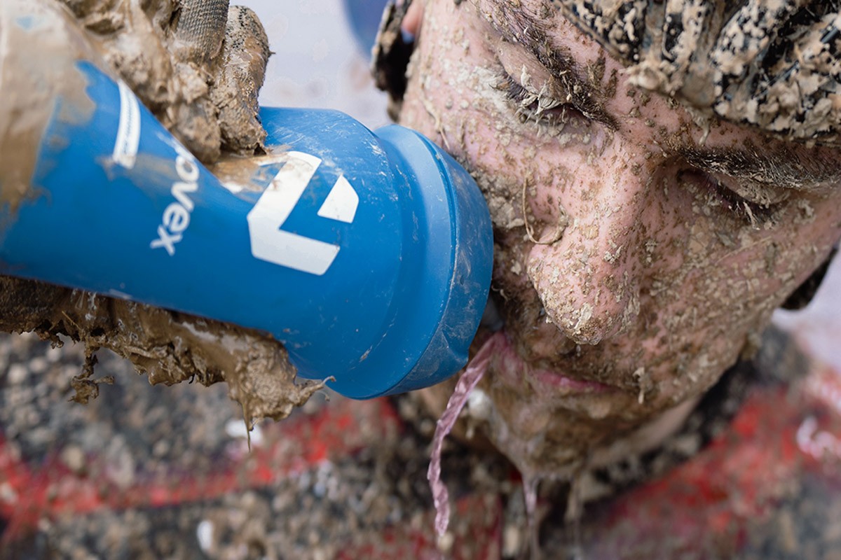 Nutrición MTB: La "Regla de los 45 Minutos" para evitar la pájara y rendir al máximo