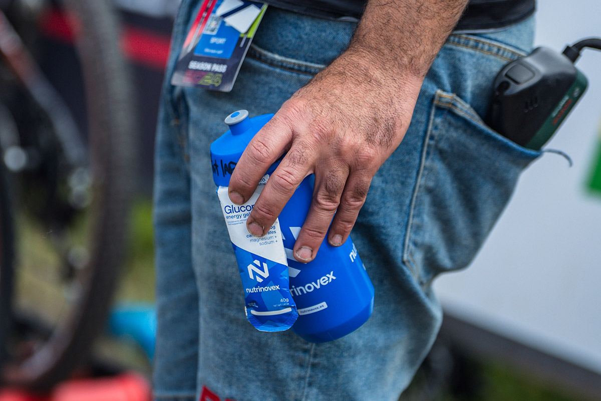 Nutrición MTB: La "Regla de los 45 Minutos" para evitar la pájara y rendir al máximo