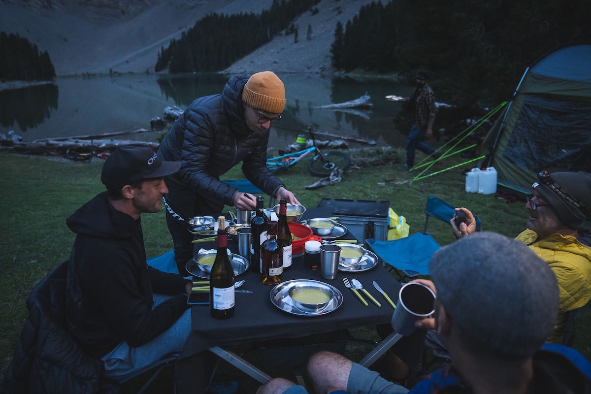 ¡Recárgate! Nutrición e hidratación durante y después de rutas largas, con frío y lluvia