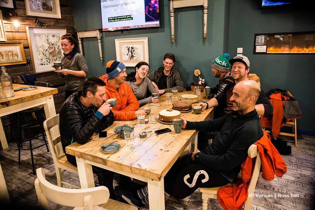 ¡Recárgate! Nutrición e hidratación durante y después de rutas largas, con frío y lluvia