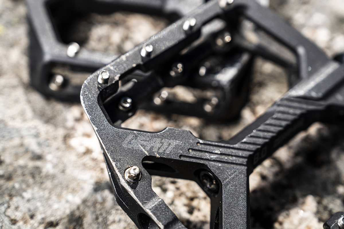 Probamos los pedales Leatt CeraMAG AM 8.0 Flat: Magnesio y recubrimiento cerámico
