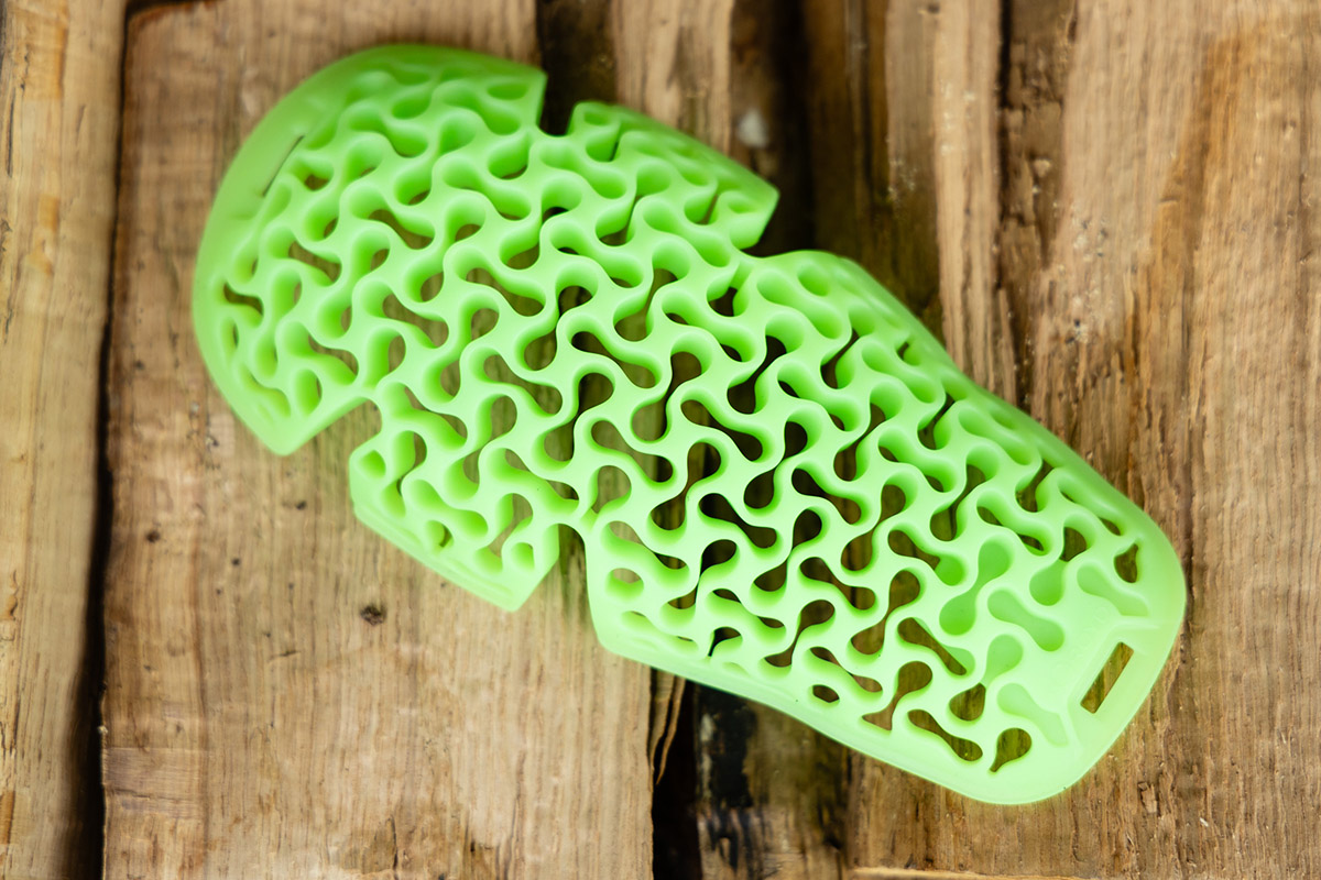 Máxima movilidad y la protección de Koroyd para tus rodillas; probamos las rodilleras Fox Enduro Pro