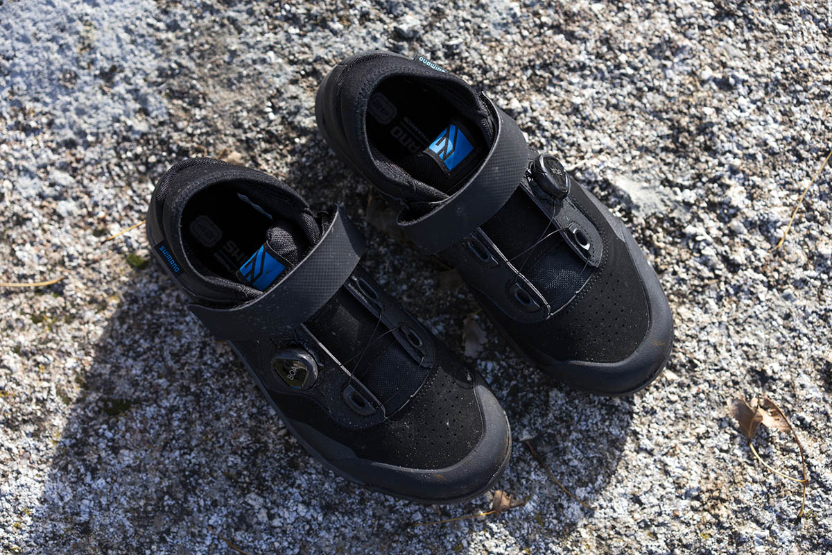 Probamos las zapatillas de “gravity” Shimano GE9: más robustas y protegidas