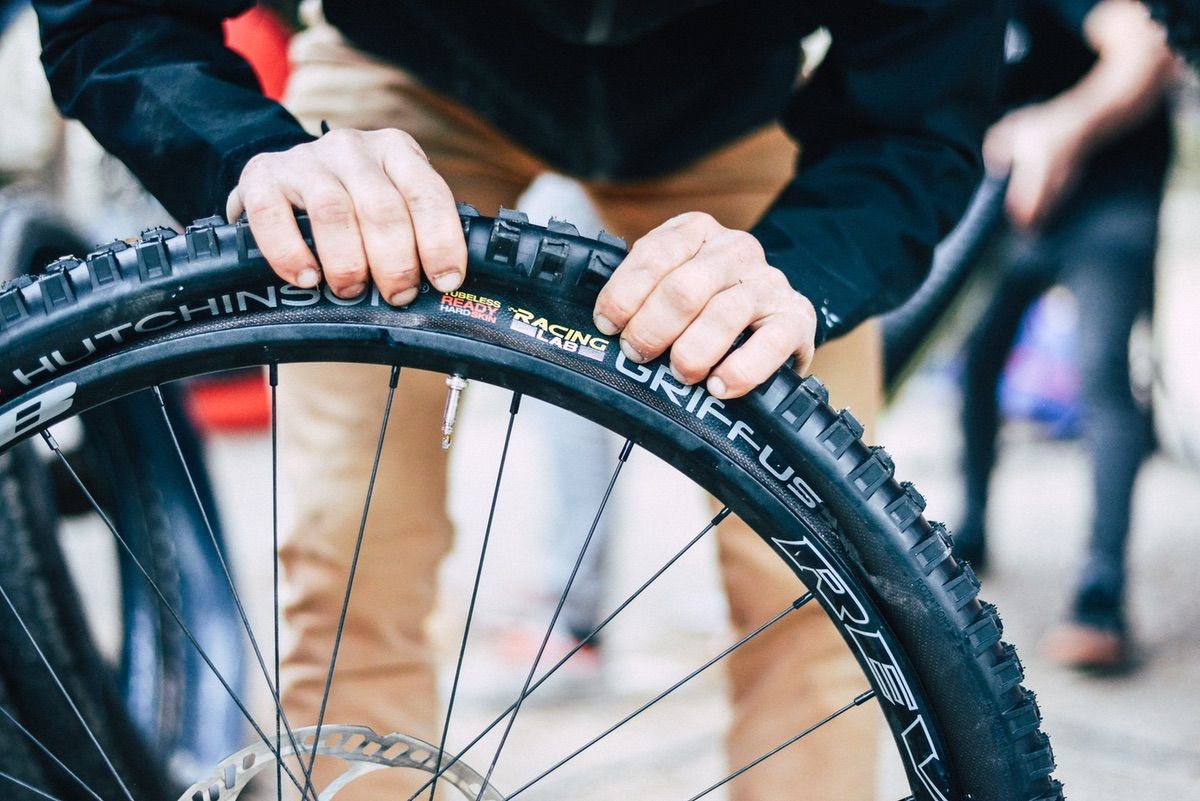 5 cosas que no sabías de la válvula tubeless que te están haciendo perder aire (y cómo solucionarlo en 5 minutos) 5 cosas que no sabías de la válvula tubeless que te están haciendo perder aire (y cómo solucionarlo en 5 minutos)