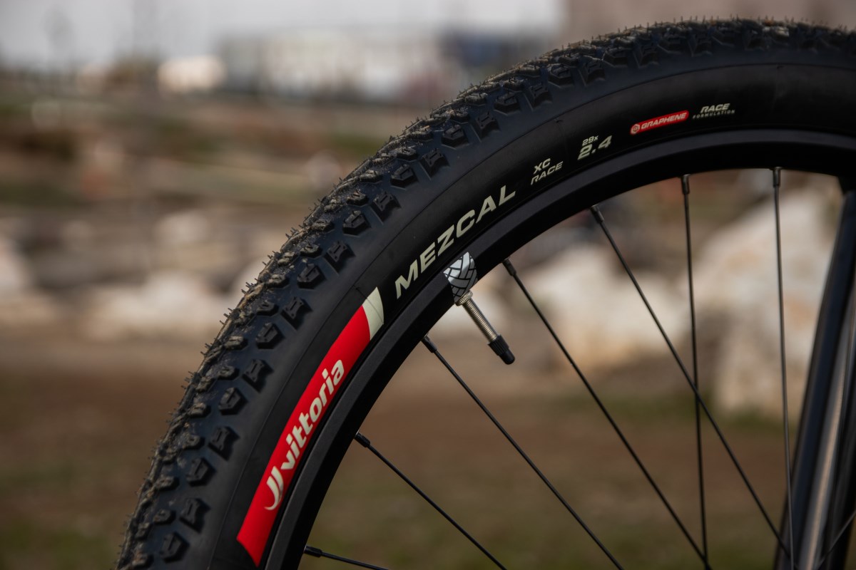 5 cosas que no sabías de la válvula tubeless que te están haciendo perder aire (y cómo solucionarlo en 5 minutos)