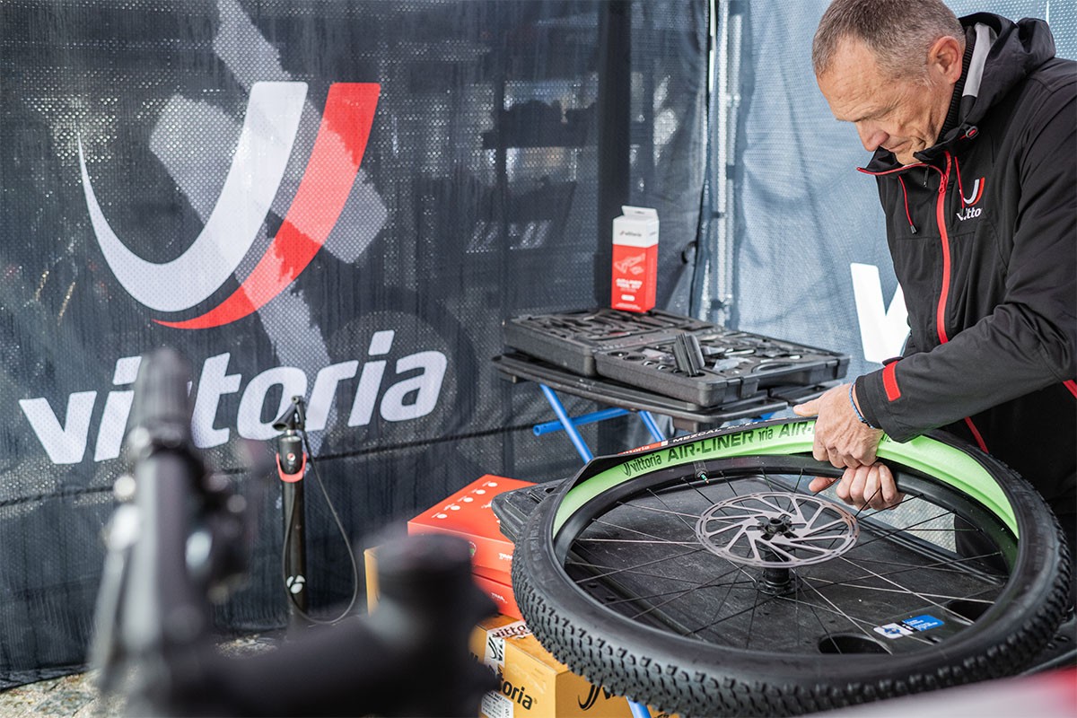 5 cosas que no sabías de la válvula tubeless que te están haciendo perder aire (y cómo solucionarlo en 5 minutos)