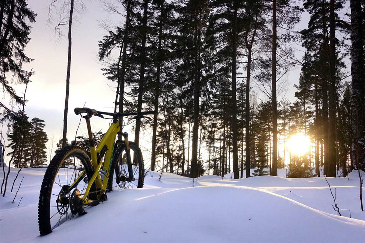 Foto de una mountain bike en invierno en un entorno nevado