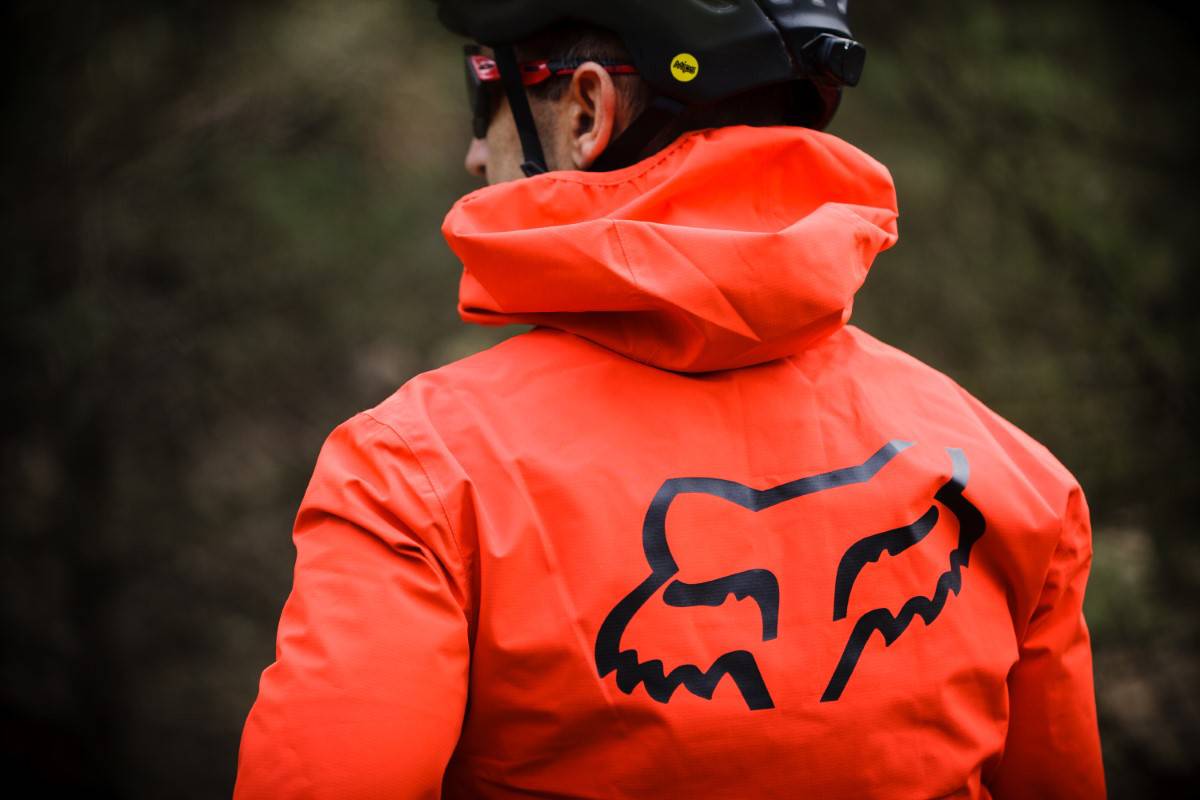 Chaqueta de la marca Fox para usar en invierno en mountain bike