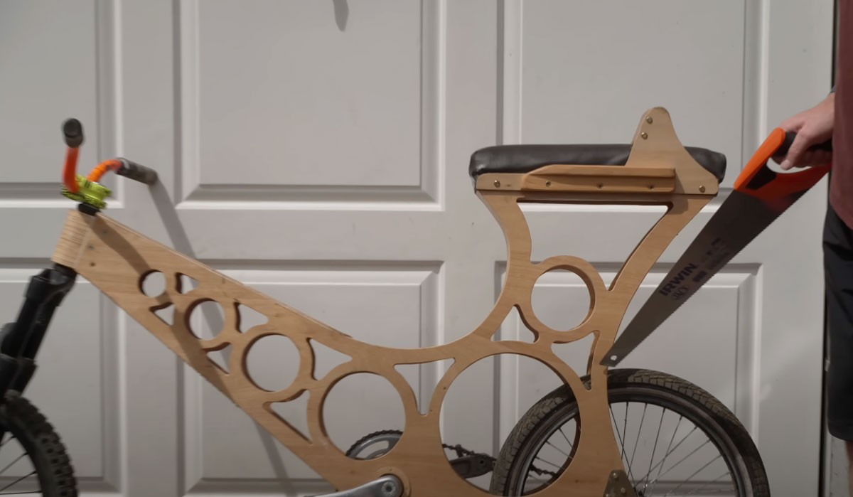 Una bici de madera, un circuito de BMX y un serrucho ¿Qué puede salir mal?