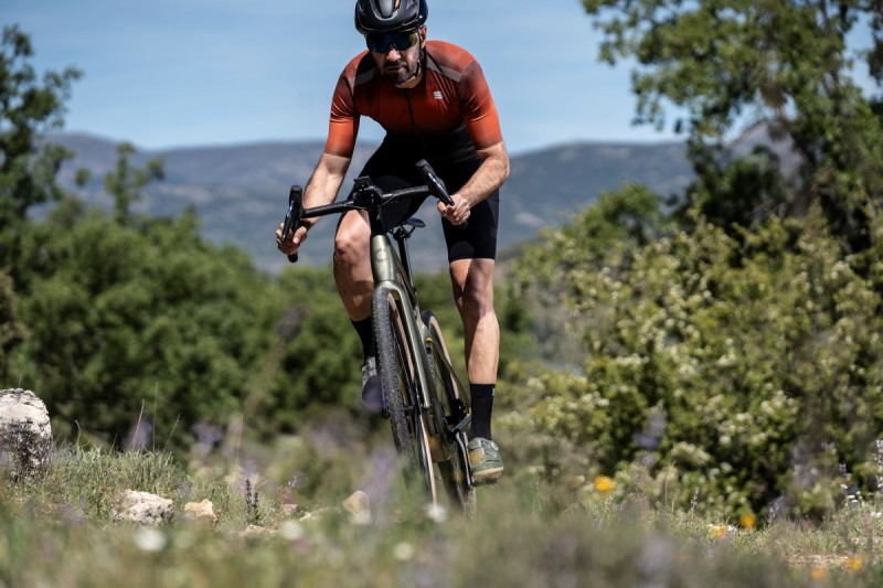 Alergia primaveral y ciclismo: consejos para entrenar sin estornudos