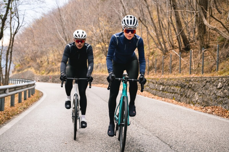 Ciclismo con frío y lluvia: Termorregulación y estrategia para rodar seco por dentro