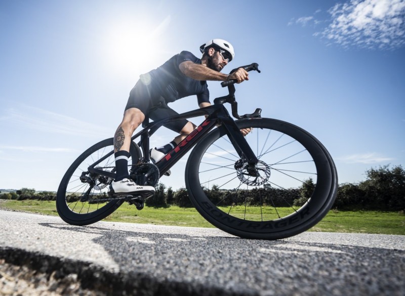 ¿Qué aportan las ruedas de perfil medio-alto en la bici de carretera?