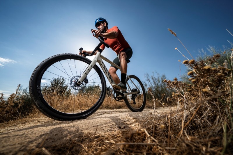 Montar en bici en verano o con mucho calor ¿Cómo vestirse?