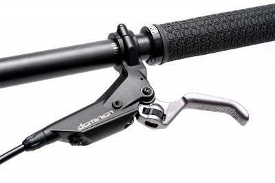Nuevo acabado de los Hayes Dominion A4 Stealth Edition en negro brillante
