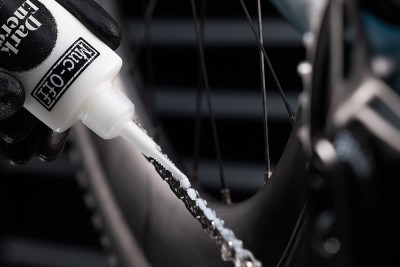 Nueva cera lubricante Muc-Off Dark Energy y limpiador específico Chain Wax Cleaner