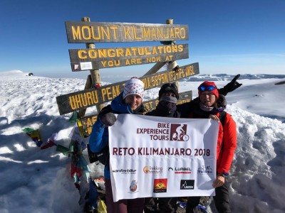 Ruth Moll,primera mujer europea en alcanzar la cima del Klimanjaroen bicicleta.