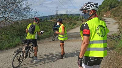 Voluntarios de CSRC informando a los ciclistas que montan en Collserola