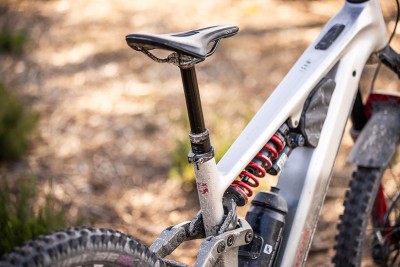 ¿Harto de los ruidos en tu bici? En esta ocasión te enseñamos cómo eliminar los crujidos más comunes de tu tija telescópica en 3 pasos rápidos; en algunos casos sin necesidad de herramientas o de tener que desmontar la tija del cuadro. ¿Harto de los ruidos en tu bici? En esta ocasión te enseñamos cómo eliminar los crujidos más comunes de tu tija telescópica en 3 pasos rápidos; en algunos casos sin necesidad de herramientas o de tener que desmontar la tija del cuadro.