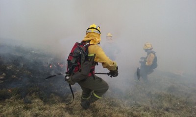 Miembro de BRIF luchando contra el fuego