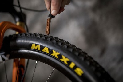 Si tienes tubeless, lleva siempre mechas contigo: por qué las necesitas y cómo usarlas