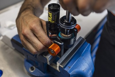 ¿Qué mantenimiento le tengo que hacer a mis suspensiones y cada cuánto tiempo?