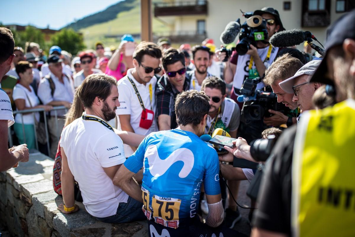Mikel Landa atendiendo a los medios Mikel Landa atendiendo a los medios