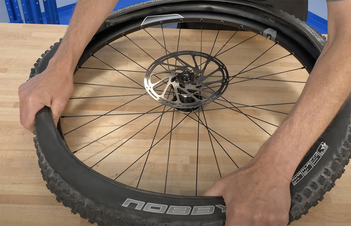 Instalando una cámara en una rueda de mountain bike