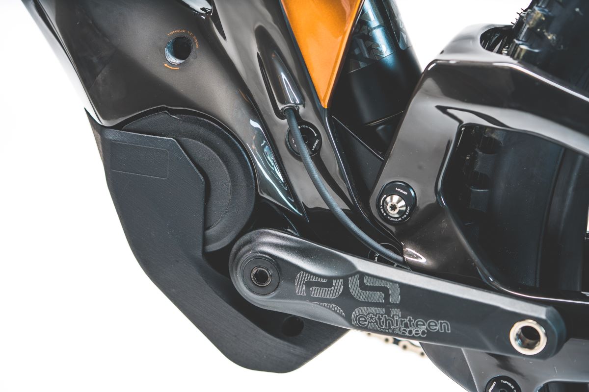 Unno BOÖS, la nueva ebike de enduro de la firma catalana, en fibra de carbono con 170/160 mm de recorrido, configuración 'mullet', motor Bosch y 22,6 kg. 