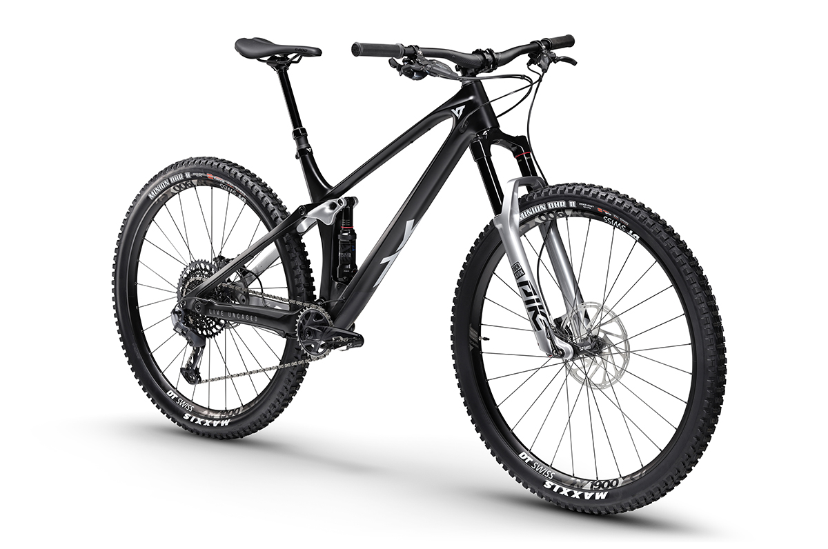 YT Izzo Blaze vista tres cuartos